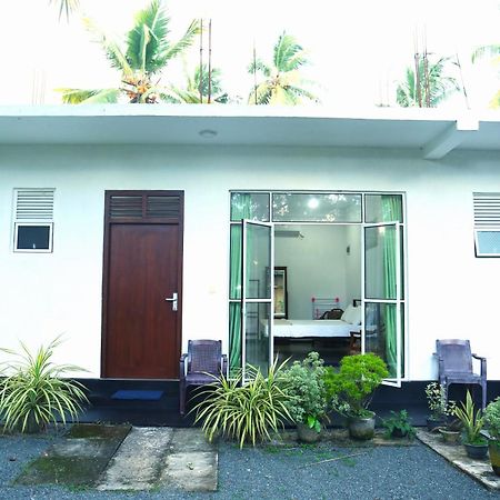 Sandy Palms Guesthouse Hikkaduwa Buitenkant foto