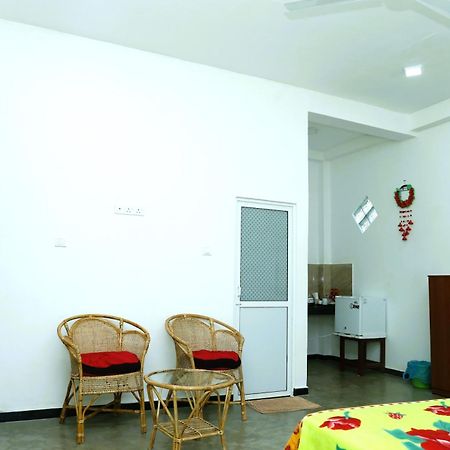 Sandy Palms Guesthouse Hikkaduwa Buitenkant foto