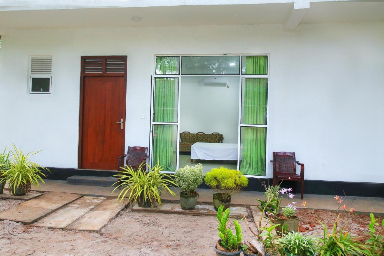 Sandy Palms Guesthouse Hikkaduwa Buitenkant foto