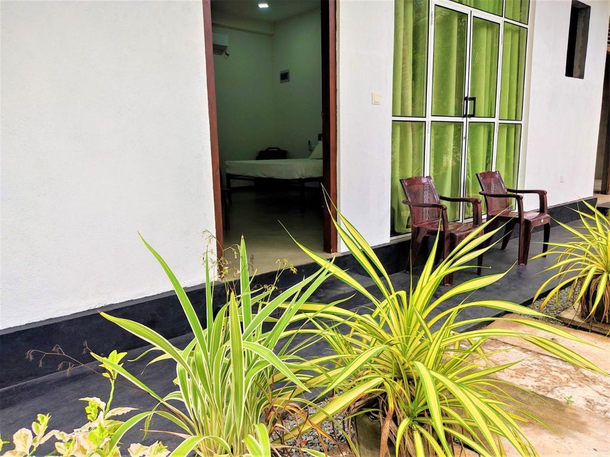 Sandy Palms Guesthouse Hikkaduwa Buitenkant foto