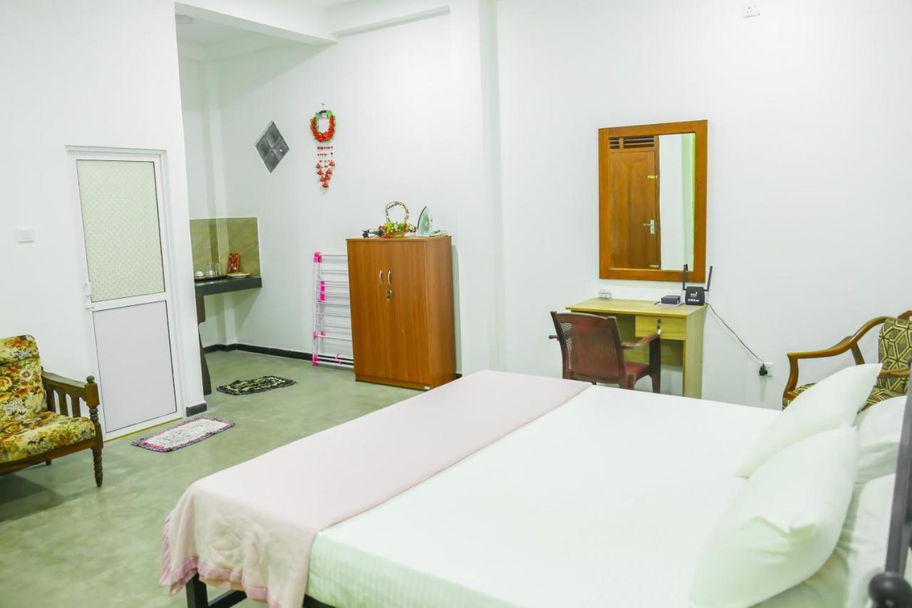 Sandy Palms Guesthouse Hikkaduwa Buitenkant foto