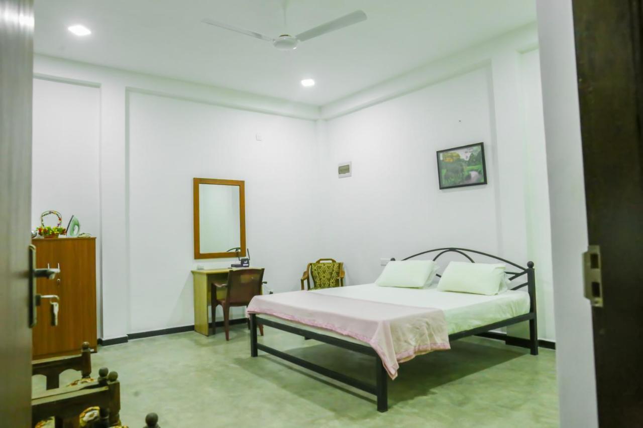 Sandy Palms Guesthouse Hikkaduwa Buitenkant foto