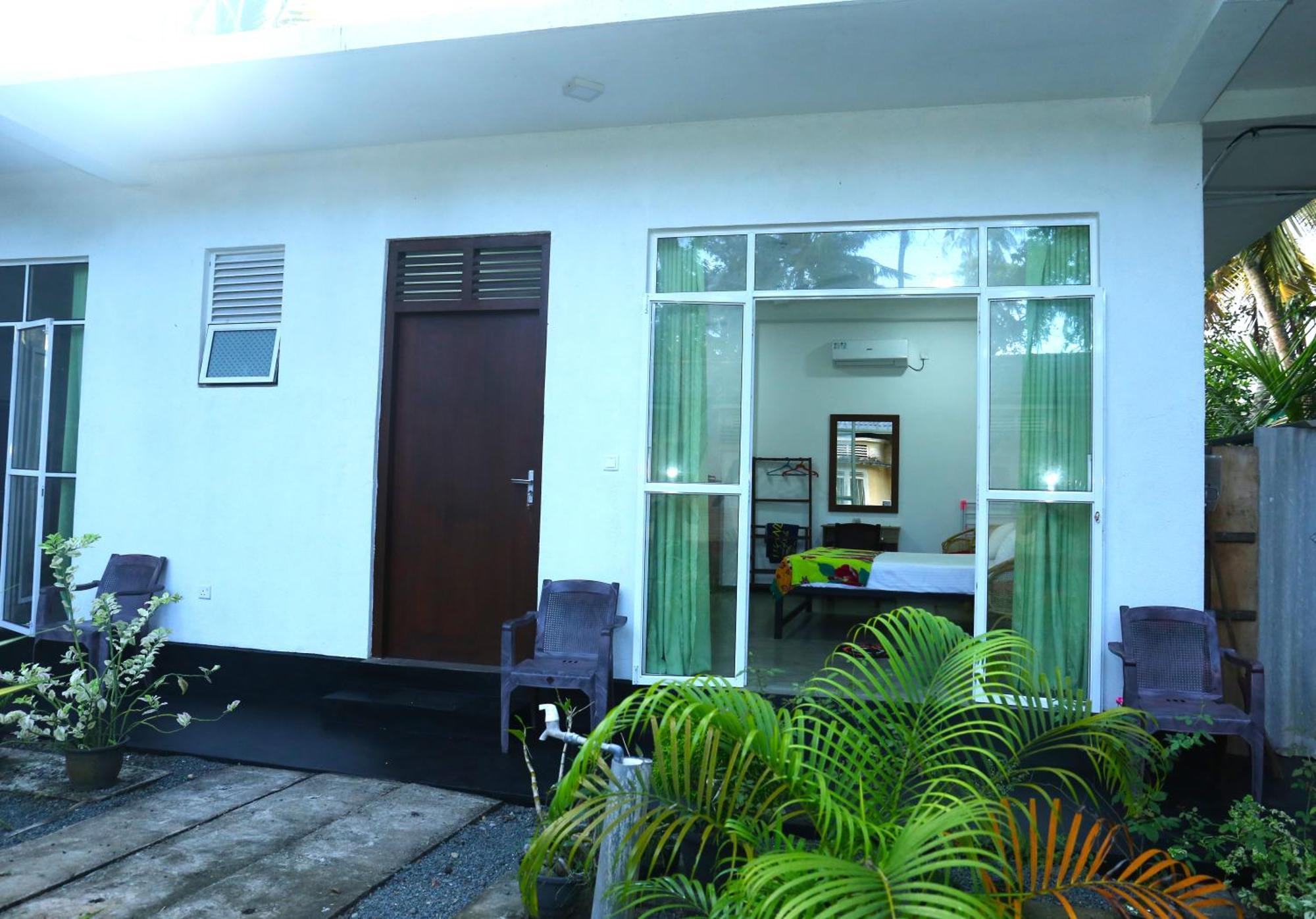 Sandy Palms Guesthouse Hikkaduwa Buitenkant foto