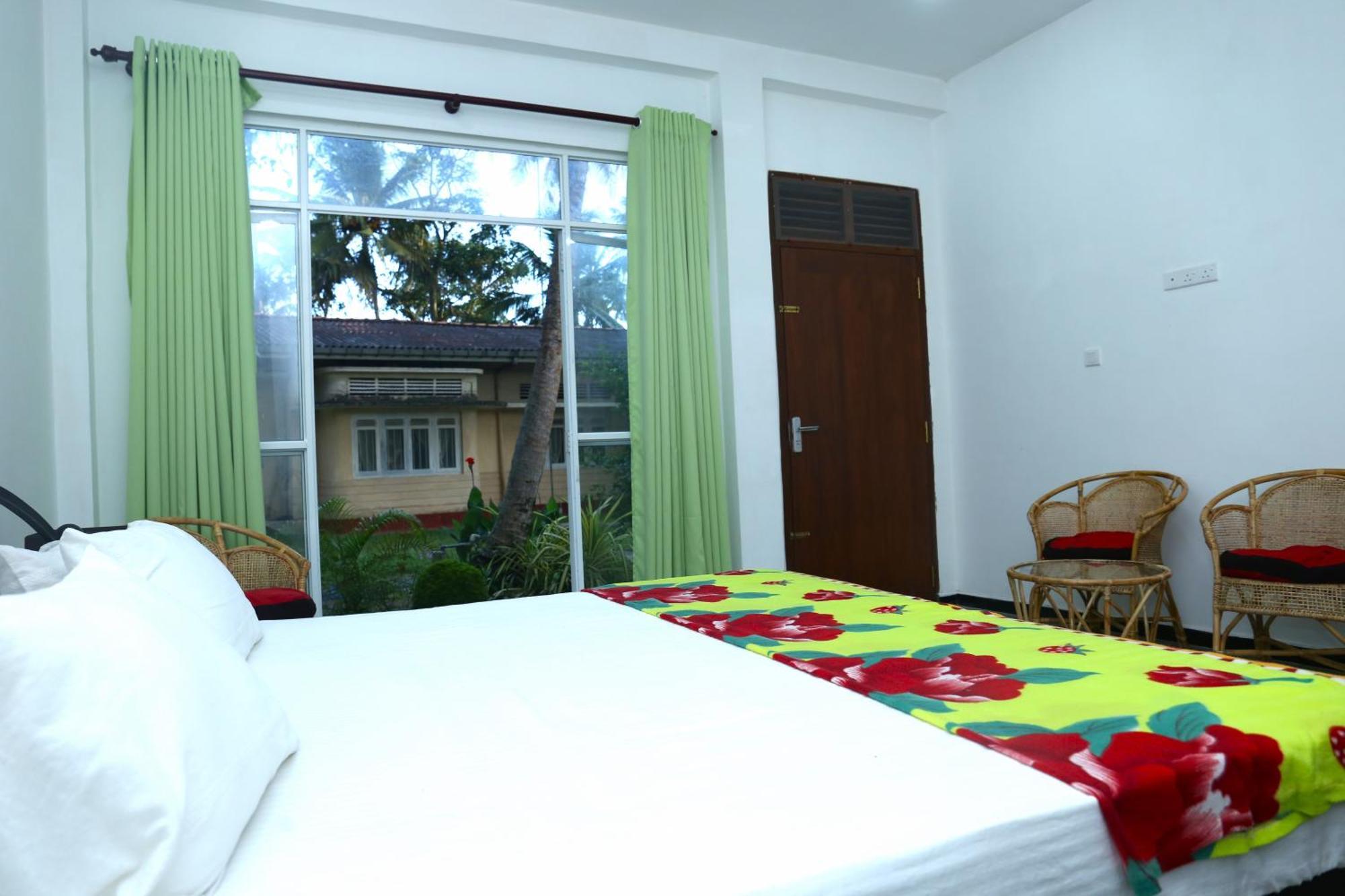 Sandy Palms Guesthouse Hikkaduwa Buitenkant foto