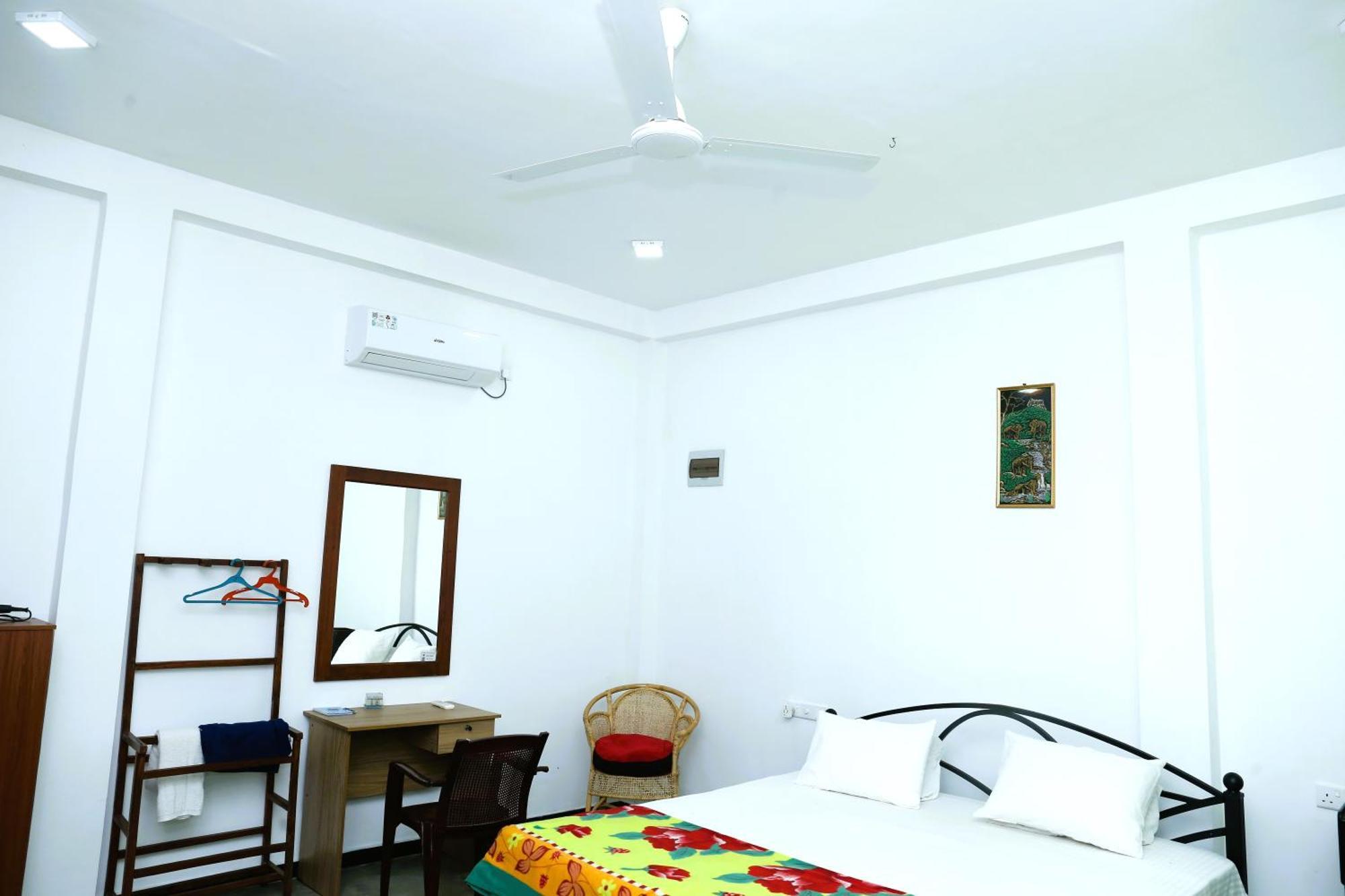 Sandy Palms Guesthouse Hikkaduwa Buitenkant foto